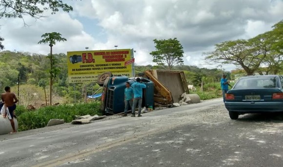 Caminhão tombou durante ultrapassagem (Foto Carlos Santiago/Papo da Tarde - Conquista FM).