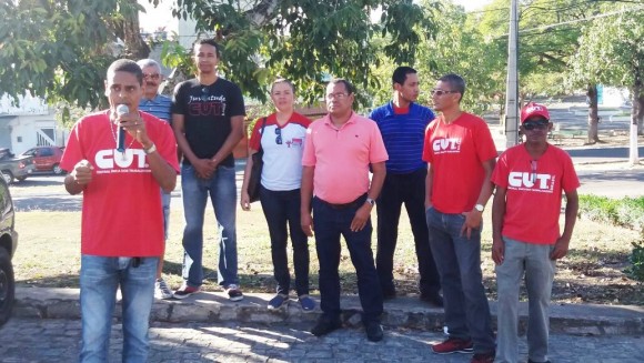 Funcionários e sindicalistas protestam contra a FJS.