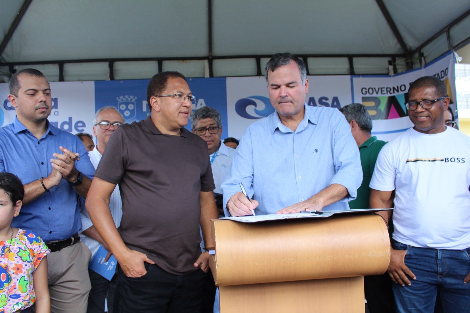O presidente da EMASA, Raymundo Mendes Filho, assina ordem de serviço para ampliar abastecimento de água